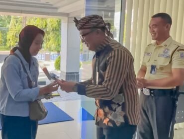 Pemimpin Cabang BRI Pemalang, David A. Saxono memberikan bunga mawar dan cokelat kepada para nasabah yang datang pertama untuk bertransaksi di Hari Pelanggan Nasional 2025