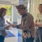 Pemimpin Cabang BRI Pemalang, David A. Saxono kepada para nasabah yang datang pertama untuk bertransaksi di BRI