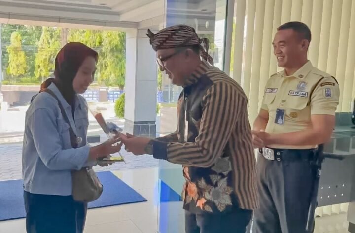 Pemimpin Cabang BRI Pemalang, David A. Saxono kepada para nasabah yang datang pertama untuk bertransaksi di BRI