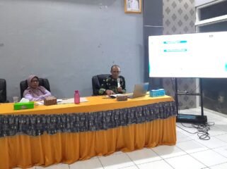 Sekretaris Dindikbud Kabupaten Pemalang, Dra. Titien Soewastiningsih Soebari, MEd, PhD, didampingi Kasubbag Umum dan Kepegawaian Dindikbud Pemalang, Akhmad Riadi, SE, saat Forum Konsultasi Publik (Review SPP dan SOP Dinas Pendidikan dan Kebudayaan Kabupaten Pemalang) pada Jumat 19 September 2025.