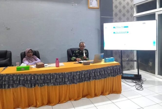 
					Sekretaris Dindikbud Kabupaten Pemalang, Dra. Titien Soewastiningsih Soebari, MEd, PhD, didampingi Kasubbag Umum dan Kepegawaian Dindikbud Pemalang, Akhmad Riadi, SE, saat Forum Konsultasi Publik (Review SPP dan SOP Dinas Pendidikan dan Kebudayaan Kabupaten Pemalang) pada Jumat 19 September 2025.