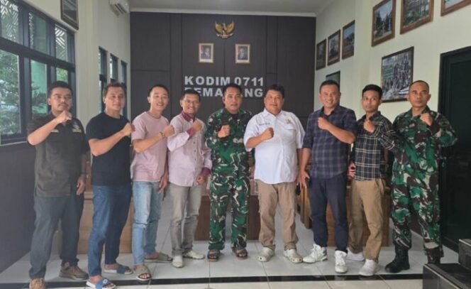 
					Ketua Indonesia Off-Road Federation (IOF) Kabupaten Pemalang Sugeng Edi Widodo beserta pengurus, bersilaturahmi ke Dandim 0711 Pemalang Letkol. Inf. Muhammad Arif, S. Hub. Int di Makodim 0711 Pemalang, Pada Senin 22 september 2025.