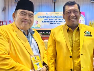 Ketua DPD Partai Golkar Kabupaten Pemalang, Nur Azmi Wicaksono,S.Pd  (kanan) dan Ketua Panitia HUT ke 61 Partai Golkar Kabupaten Pemalang, Drs Hepi Priyanto, MM