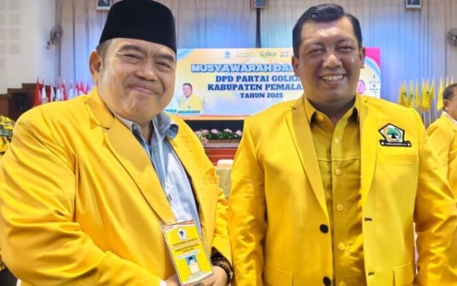 
					Ketua DPD Partai Golkar Kabupaten Pemalang, Nur Azmi Wicaksono,S.Pd  (kanan) dan Ketua Panitia HUT ke 61 Partai Golkar Kabupaten Pemalang, Drs Hepi Priyanto, MM