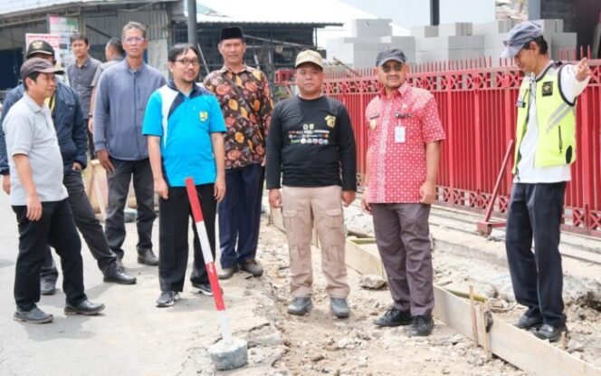 
					Bupati Anom Tinjau Progres Proyek Jalan Provinsi dan Kabupaten