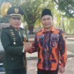 Salam komando antara Dandim 0711/Pemalang, Letkol Inf Muhammad Arif dan Wakil Ketua DPRD Kab. Pemalang Aris Ismail