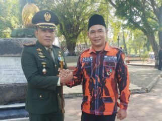 Salam komando antara Dandim 0711/Pemalang, Letkol Inf Muhammad Arif dan Wakil Ketua DPRD Kab. Pemalang Aris Ismail