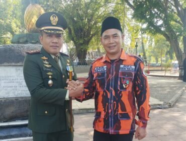 Salam komando antara Dandim 0711/Pemalang, Letkol Inf Muhammad Arif dan Wakil Ketua DPRD Kab. Pemalang Aris Ismail