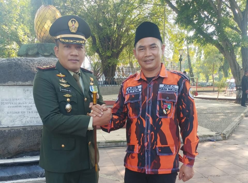 Salam komando antara Dandim 0711/Pemalang, Letkol Inf Muhammad Arif dan Wakil Ketua DPRD Kab. Pemalang Aris Ismail