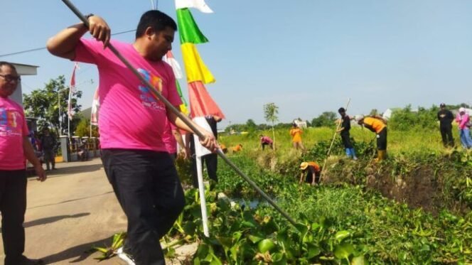 
					Ketua IKA Departemen Perencanaan Wilayah dan Kota (PWK) atau Planologi Undip, Mohammad Saleh, terjun langsung memimpin aksi sosial bersih-bersih sungai Bremi, Kota Pekalongan, Jumat (26/8/2022).