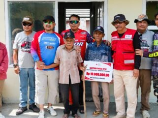 Pemkab Pemalang melalui Badan Penanggulangan Bencana Daerah (BPBD) bekerjasama dengan Badan Amil Zakat Nasional (Baznas) dan PMI menyerahkan bantuan sosial 