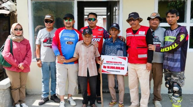 Pemkab Pemalang melalui Badan Penanggulangan Bencana Daerah (BPBD) bekerjasama dengan Badan Amil Zakat Nasional (Baznas) dan PMI menyerahkan bantuan sosial 