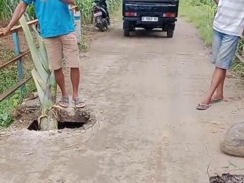 Kondisi Jembatan Penghubung di Desa Wotgalih Memburuk, Warga Harapkan Perbaikan Segera