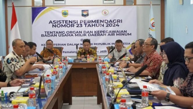 
					Kementerian Dalam Negeri memberikan asistensi terkait aturan baru Permendagri tentang Organ dan Kepegawaian Badan Usaha Milik Daerah (BUMD) Air Minum kepada Perumda Air Minum Tirta Mulia Kabupaten Pemalang