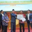 Dinilai Miliki Kiprah Luar Biasa, Dr Muhtar Said Terima Penghrgaan dari Fakultas Hukum UNNES