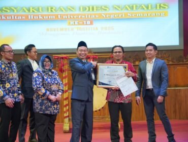 Dinilai Miliki Kiprah Luar Biasa, Dr Muhtar Said Terima Penghrgaan dari Fakultas Hukum UNNES