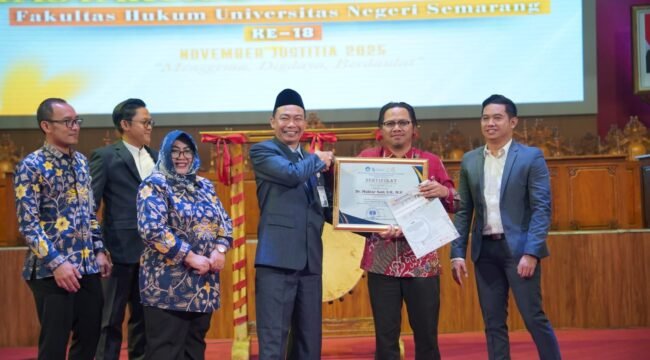 Dinilai Miliki Kiprah Luar Biasa, Dr Muhtar Said Terima Penghrgaan dari Fakultas Hukum UNNES