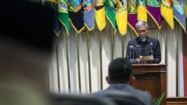 Sekretaris Daerah (Sekda) Provinsi Jateng, Sumarno saat menyampaikan Nota Keuangan Rancangan APBD Provinsi Jawa Tengah tahun anggaran 2026, saat rapat paripurna DPRD Jawa Tengah, di Gedung Berlian Kota Semarang, Kamis, 27 November 2025.