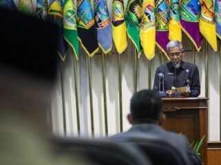 Sekretaris Daerah (Sekda) Provinsi Jateng, Sumarno saat menyampaikan Nota Keuangan Rancangan APBD Provinsi Jawa Tengah tahun anggaran 2026, saat rapat paripurna DPRD Jawa Tengah, di Gedung Berlian Kota Semarang, Kamis, 27 November 2025.