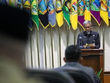 Sekretaris Daerah (Sekda) Provinsi Jateng, Sumarno saat menyampaikan Nota Keuangan Rancangan APBD Provinsi Jawa Tengah tahun anggaran 2026, saat rapat paripurna DPRD Jawa Tengah, di Gedung Berlian Kota Semarang, Kamis, 27 November 2025.