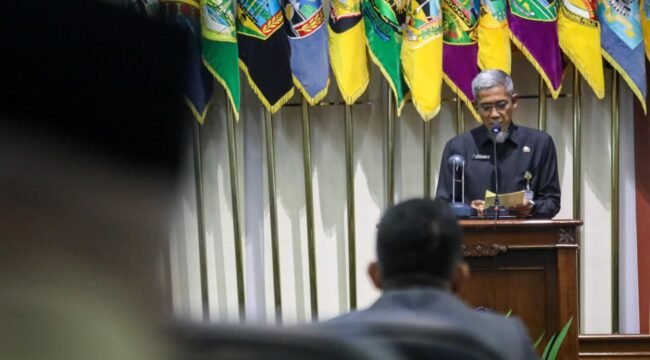 Sekretaris Daerah (Sekda) Provinsi Jateng, Sumarno saat menyampaikan Nota Keuangan Rancangan APBD Provinsi Jawa Tengah tahun anggaran 2026, saat rapat paripurna DPRD Jawa Tengah, di Gedung Berlian Kota Semarang, Kamis, 27 November 2025.