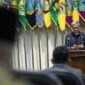 Sekretaris Daerah (Sekda) Provinsi Jateng, Sumarno saat menyampaikan Nota Keuangan Rancangan APBD Provinsi Jawa Tengah tahun anggaran 2026, saat rapat paripurna DPRD Jawa Tengah, di Gedung Berlian Kota Semarang, Kamis, 27 November 2025.