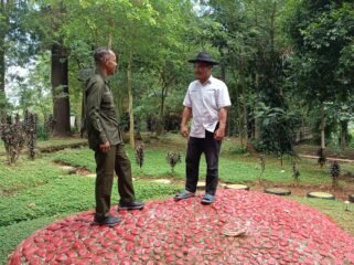 Pengelola wrayan view reborn memantau persiapan wahana sekitar wrayan view reborn