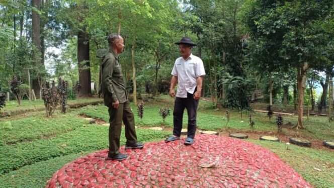 
					Pengelola wrayan view reborn memantau persiapan wahana sekitar wrayan view reborn