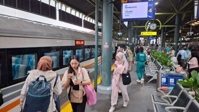 
					Pemerintah Jaga Keterjangkauan Transportasi dan Kelancaran Mobilitas Nataru Lewat KAI