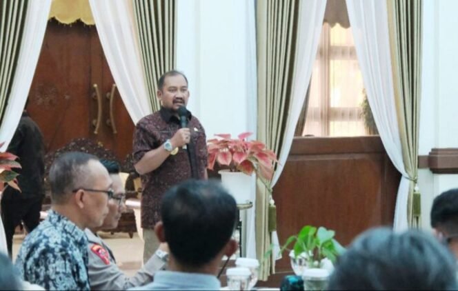 
					Bupati Pemalang Anom Widiyantoro memimpin rapat koordinasi (rakor) lintas sektor dalam rangka menciptakan kondusifitas wilayah Kabupaten Pemalang di ruang Gadri Kantor Bupati, pada Minggu (31/08/2025).