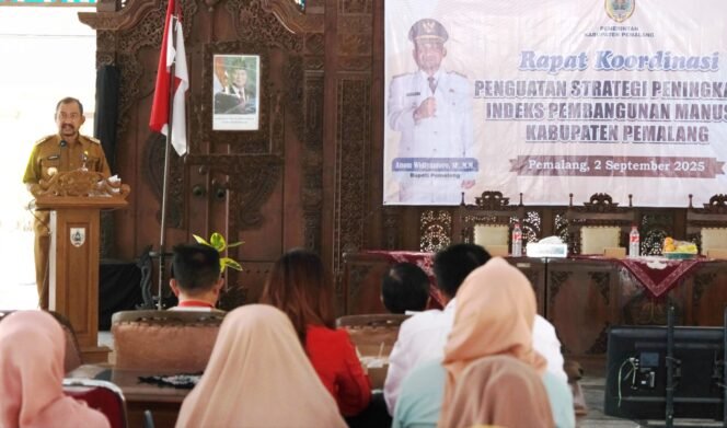 
					Bupati Pemalang Anom Widiyantoro saat membuka acara Rapat Koordinasi Penguatan Strategi Peningkatan IPM