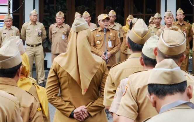 
					apel pagi bersama ASN Pemkab Pemalang di lingkungan Pendopo Kabupaten. Senin, (8/9/2025).