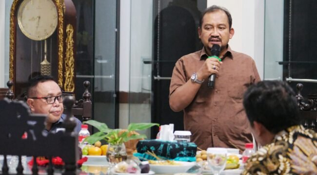 Bupati Pemalang Anom Widiyantoro saat mengikuti rapat koordinasi dengan Jajaran PTPN I Regional 3