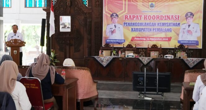 
					Rapat Koordinasi Penanggulangan Kemiskinan Ekstrem yang dilaksanakan di Pendopo Pemkab pada Rabu, (24/9/2025).