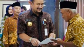 Bupati Pemalang Serahkan SK Purna Tugas PNS