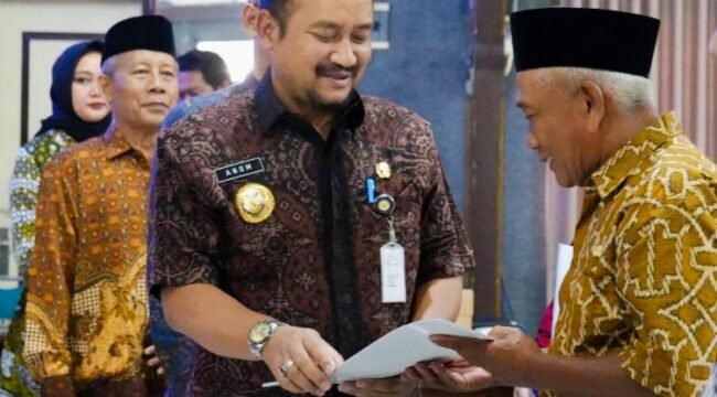 Bupati Pemalang Serahkan SK Purna Tugas PNS