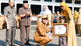 Serahkan Penghargaan Tingkat Nasional, Ini Pesan Bupati Anom