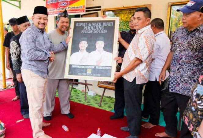 
					Penyerahan Lukisan Foto Bupati Tandai Peresmian Galeri Rumah Seni Pemalang