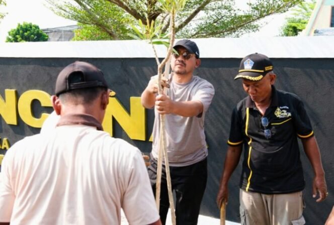 
					Penanaman pohon Tabebuya dilakukan langsung oleh Bupati Pemalang Anom didampingi Asisten Pemerintahan dan Kesra Tutuko Raharjo di depan Wisata Edukasi Gatra Kencana Bojongnangka.