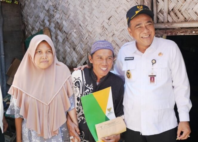 
					4 Warga Desa Randudongkal Terima Bantuan Renovasi Rumah Tidak Layak Huni