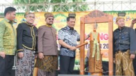 Gubernur membuka Festival Mangga yang dikunjungi ribuan masyarakat di Lapangan desa tersebut. Sabtu (1/11/2025).