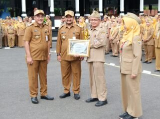 Serahkan 2 Penghargaan, Bupati Pemalang Ajak semua Dinas untuk Selalu Kolaboratif