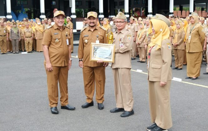 
					Serahkan 2 Penghargaan, Bupati Pemalang Ajak semua Dinas untuk Selalu Kolaboratif