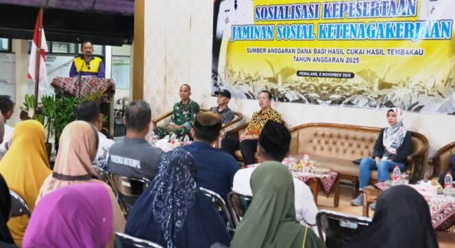
					Bupati Pemalang Anom Widyantoro pada kegiatan sosialisasi bantuan iuran kepesertaan Jaminan Sosial Ketenagakerjaan bagi pekerja rentan yang diadakan di Pendopo Kantor Kecamatan Watukumpul, Sabtu (8/11/2025)