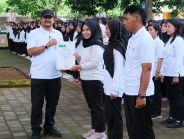 Bupati Pemalang Anom Widiyantoro melantik Pegawai Pemerintah dengan Perjanjian Kerja (PPPK) Tahap II di lingkungan Pemerintah Kabupaten Pemalang tahun 2025, Jumat (07/11/2025)