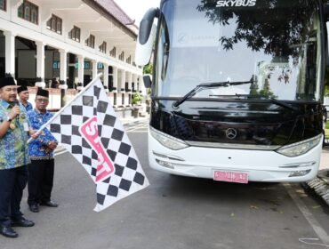 Bupati saat melepas 22 Kafilah MTQH di Pendopo Kabupaten Pemalang, Senin (10/11/2025).