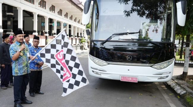 Bupati saat melepas 22 Kafilah MTQH di Pendopo Kabupaten Pemalang, Senin (10/11/2025).