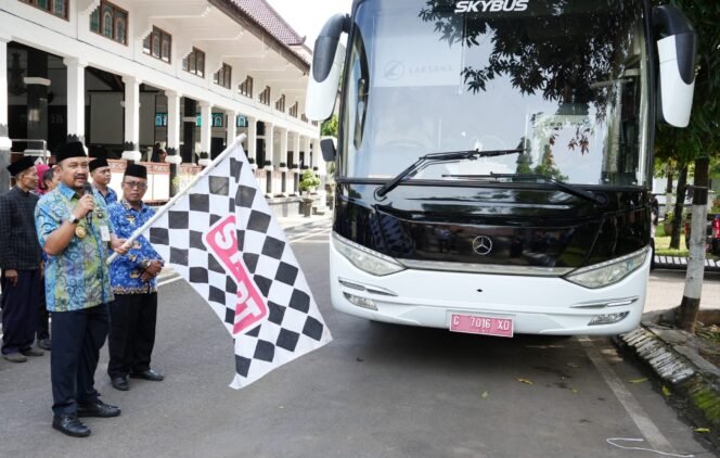 
					Bupati saat melepas 22 Kafilah MTQH di Pendopo Kabupaten Pemalang, Senin (10/11/2025).