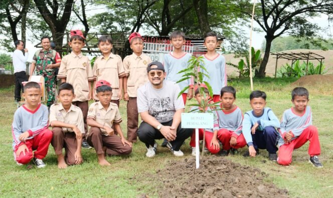 
					Wujudkan Pemalang Hijau, Bupati Pemalang Ajak Anak Sekolah Peduli Lingkungan