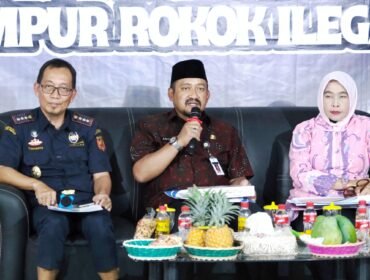 Bupati Pemalang Anom Widiyantoro bersama Kajari Pemalang Rina Idawani dan Kepala Kantor Pengawasan dan Pelayanan Bea dan Cukai Tipe Madya Pabean C Tegal Yudiarto